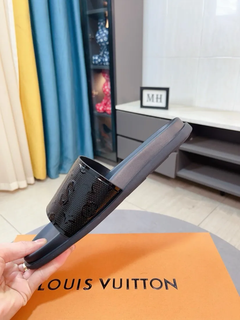 Ex-factory price 320🌹🌹 (lv-Louis Vuitton) new men's sandals, high-end boutique, exquisite embossed logo decoration on the upper, fine workmanship, super soft soles, casual, loose and comfortable, a must-have in summer! \nsize：38-44